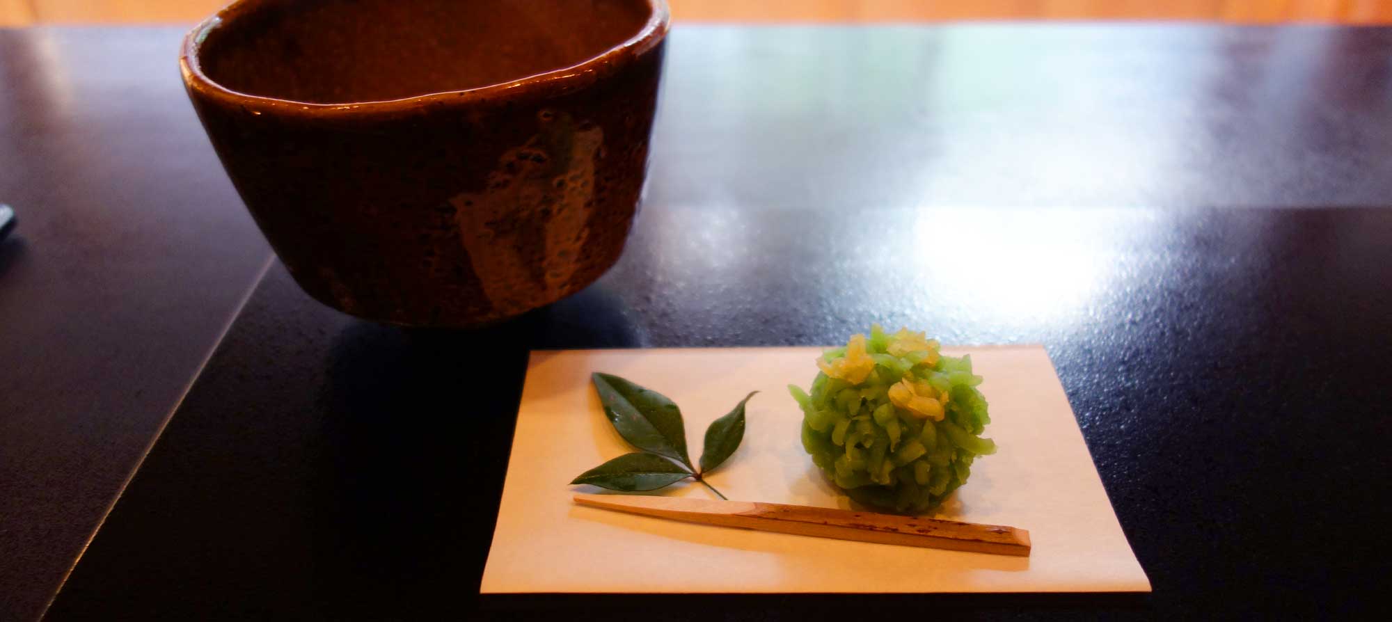 Традиционные японские сладости под крепкий взбитый порошковый чай маття