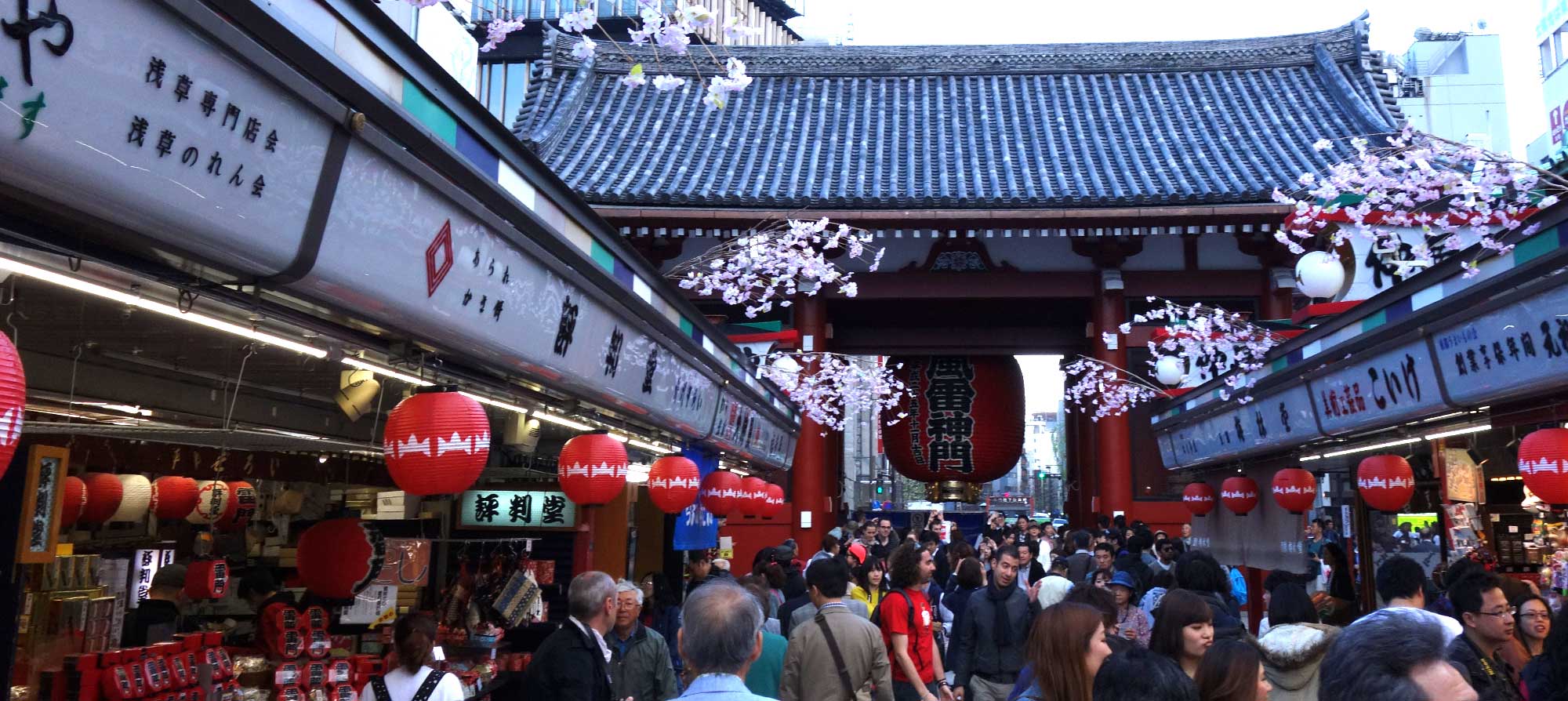 Торговая улочка Накамисэ при буддийском храме Сэнсо-дзи в Токио